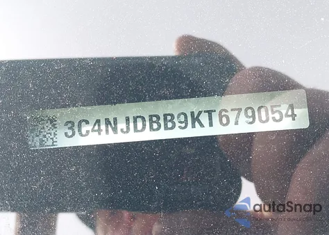 2019 Jeep Compass Latitude 4X4 z USA, uszkodzony, nr VIN 3C4NJDBB9KT679054